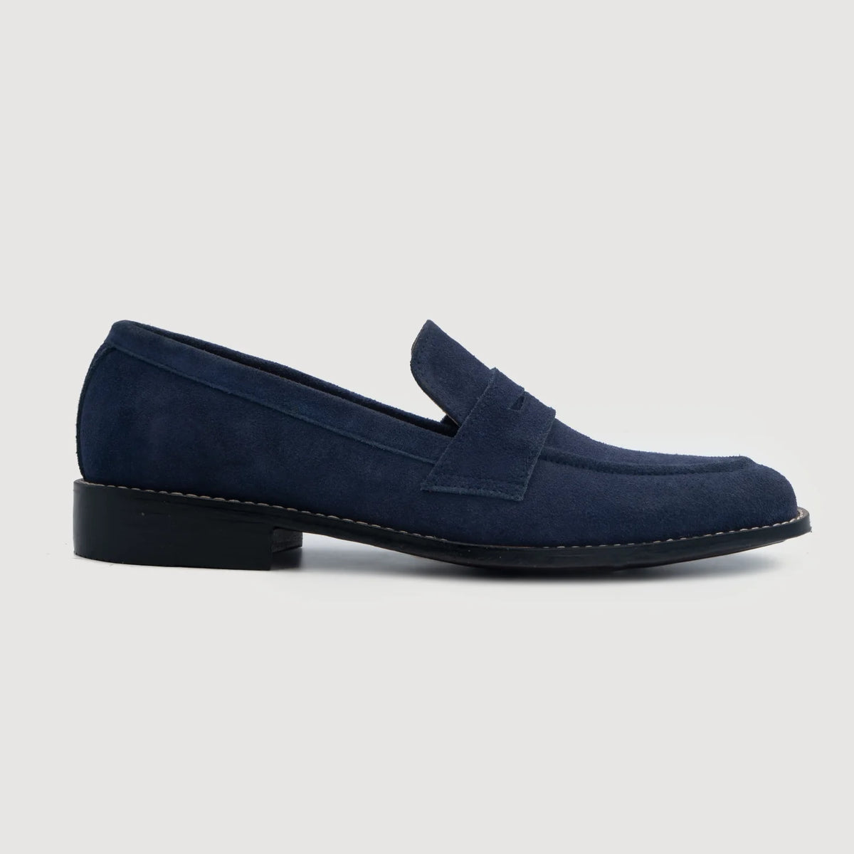 Midnight Blue Goatskin Suede Leather Loafers - Montage cousu Goodyear & détail de l'embout avant