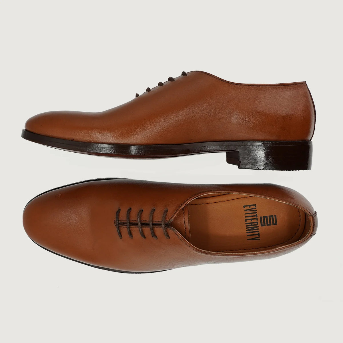 Director Wholecut Camel Chaussures en cuir pour Homme - Vue de profil mettant en valeur la coupe de manche ergonomique