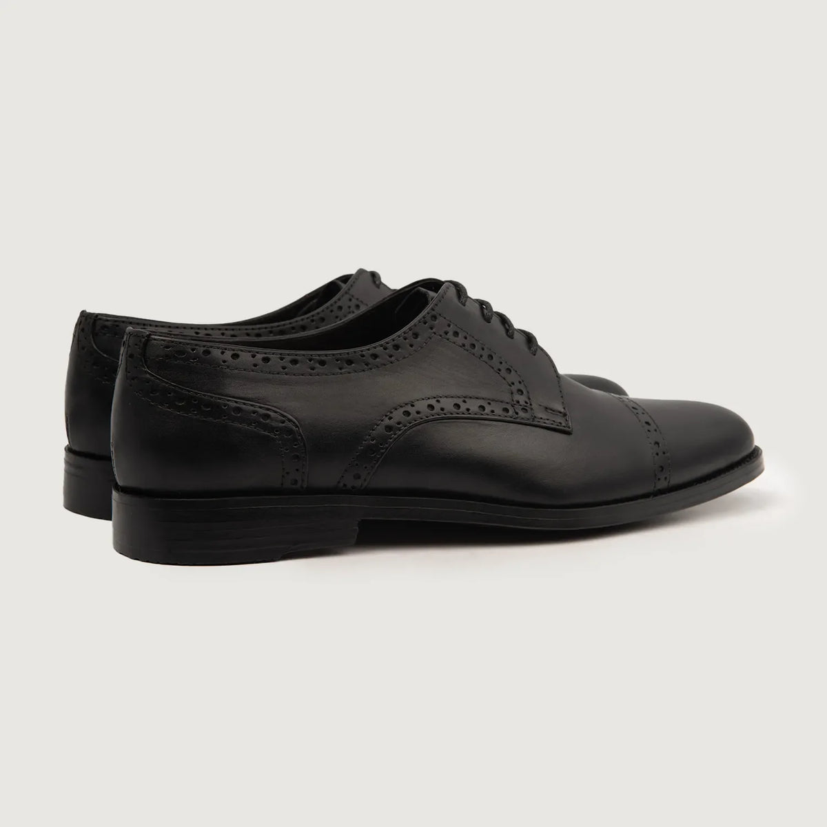 High-Traction Rubber Outsole & Lug Tread Pattern on Dirk Brogues Chaussures Derby en cuir noir pour Homme