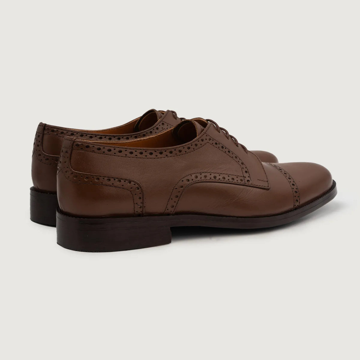 High-Traction Rubber Outsole & Lug Tread Pattern on Dirk Brogues Derby Marron Chaussures en cuir pour Homme For Men