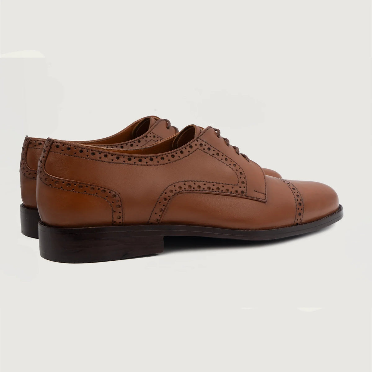 High-Traction Rubber Outsole & Lug Tread Pattern on Dirk Brogues Derby Camel Chaussures en cuir pour Homme For Men
