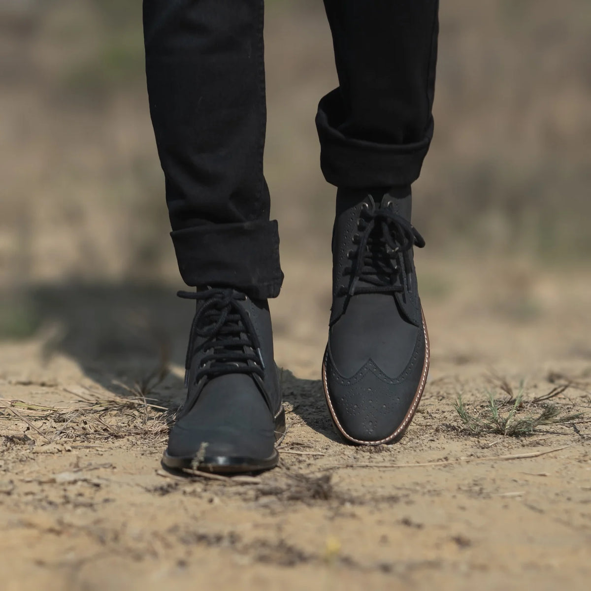 Tailored Rib Cuffs & Hem Craftsmanship Construction Detail on Duster Brogues Derby Noir Nubuck Bottines en cuir pour Homme For Men