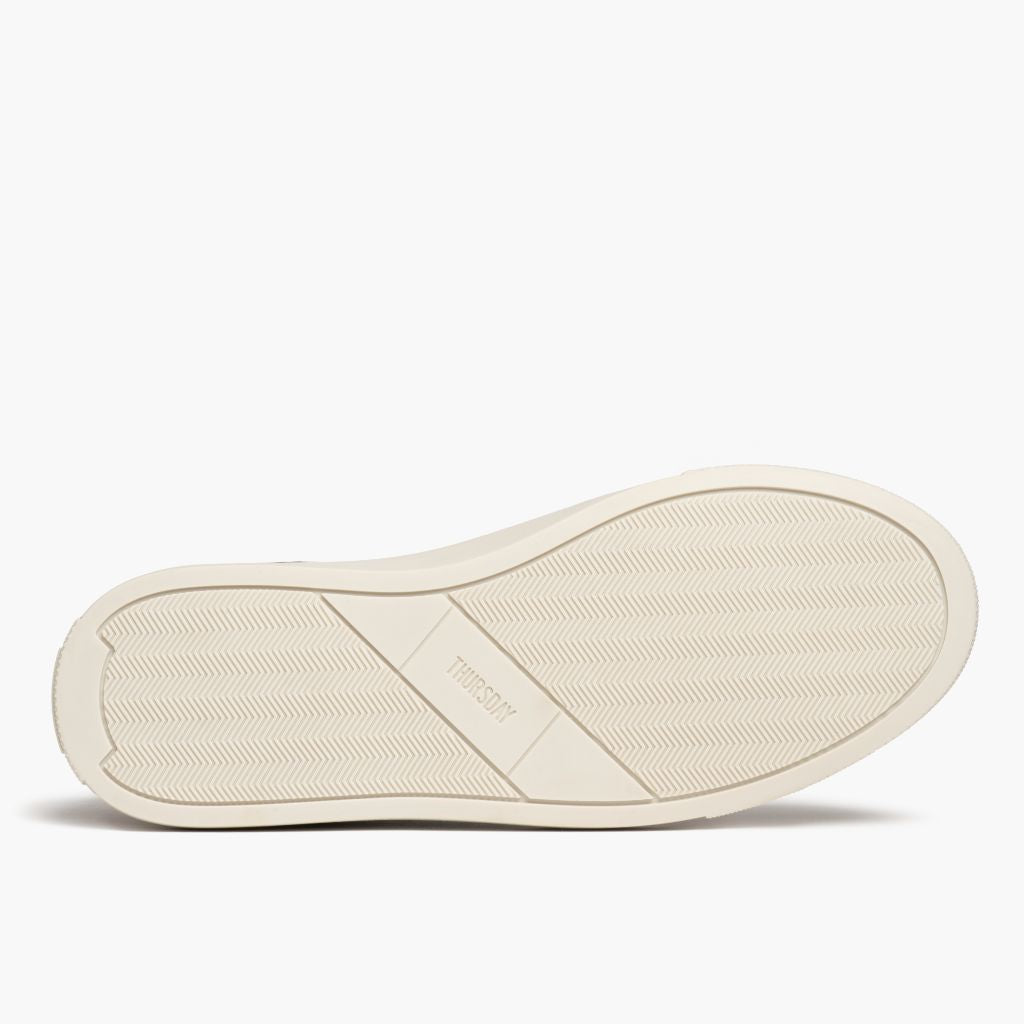 High-Traction Rubber Outsole & Lug Tread Pattern on Court Caramel x Off-Blanc Baskets en cuir pour Homme