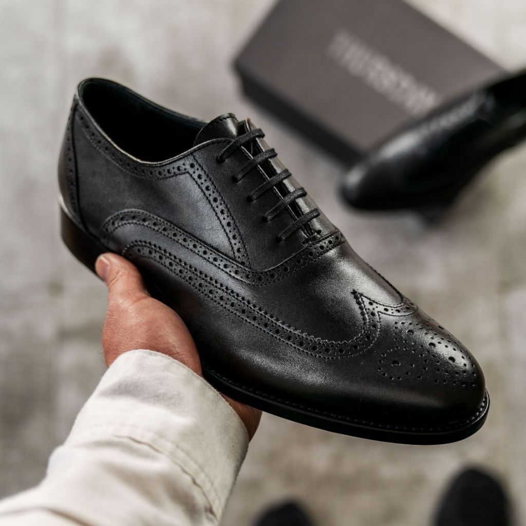 Tailored Rib Cuffs & Hem Craftsmanship Construction Detail on Aviator Noir Mocassins en cuir pour Homme