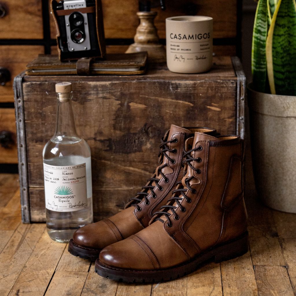 Perspective portée de Casa Moto Blé Ambré Bottines en cuir pour Homme sur modèle - Tombé naturel à la lumière du jour