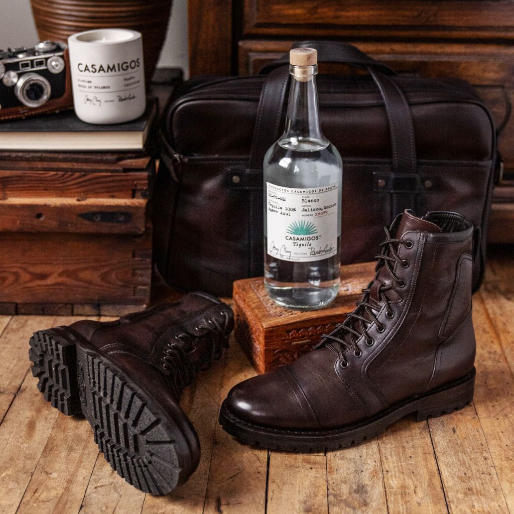 Perspective portée de Casa Moto Vieil Anglais Bottines en cuir pour Homme sur modèle - Tombé naturel à la lumière du jour
