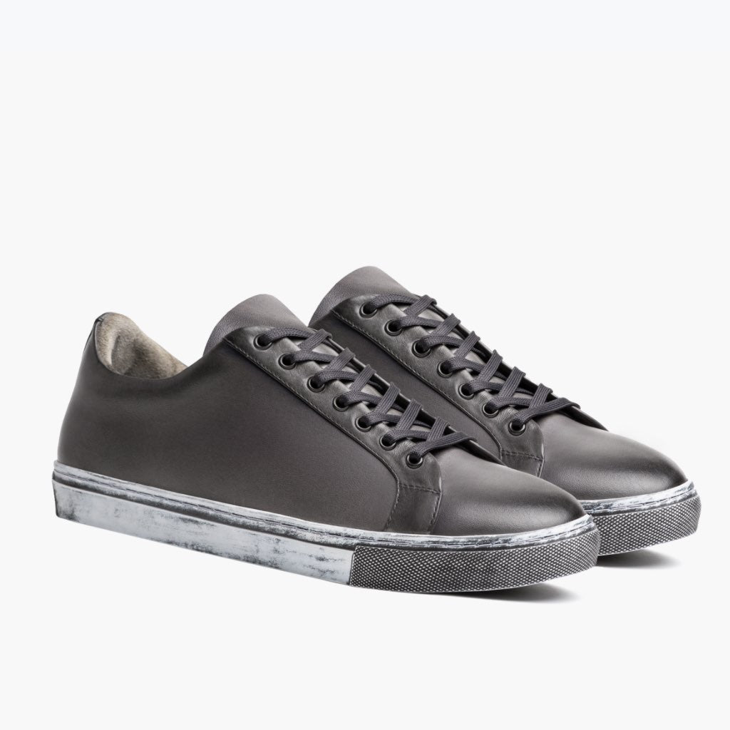 Premier Low Top Distressed Gris Baskets en cuir pour Homme For Men in Grey Full-Grain Leather - Vue de profil | Acheter en ligne
