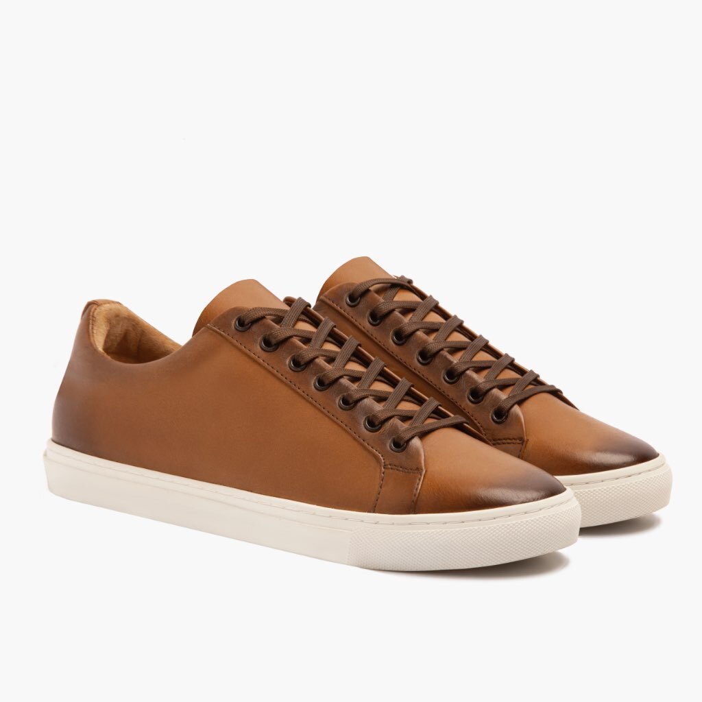 Premier Low Top Caramel Baskets en cuir pour Homme For Men in Classic Full-Grain Leather - Vue de profil | Acheter en ligne