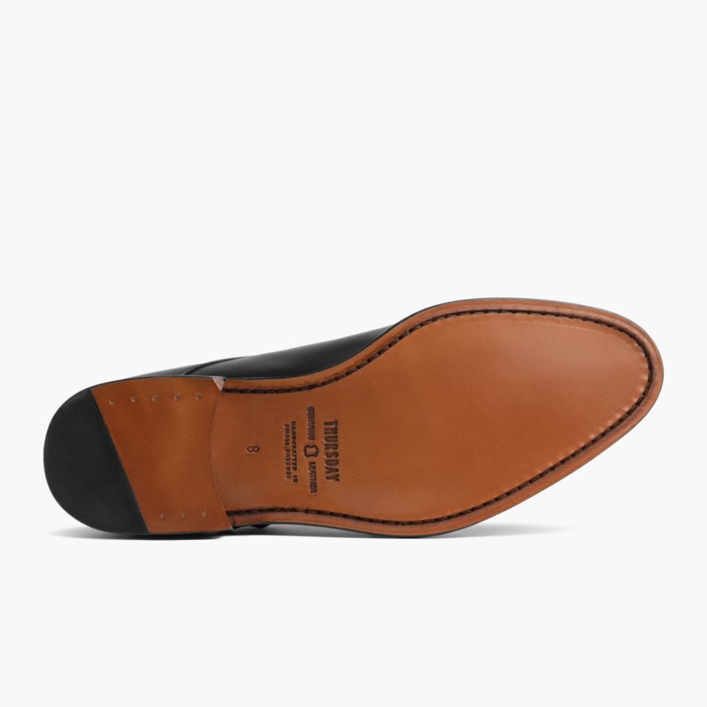 High-Traction Rubber Outsole & Lug Tread Pattern on Saint Noir Mocassins en cuir pour Homme For Men
