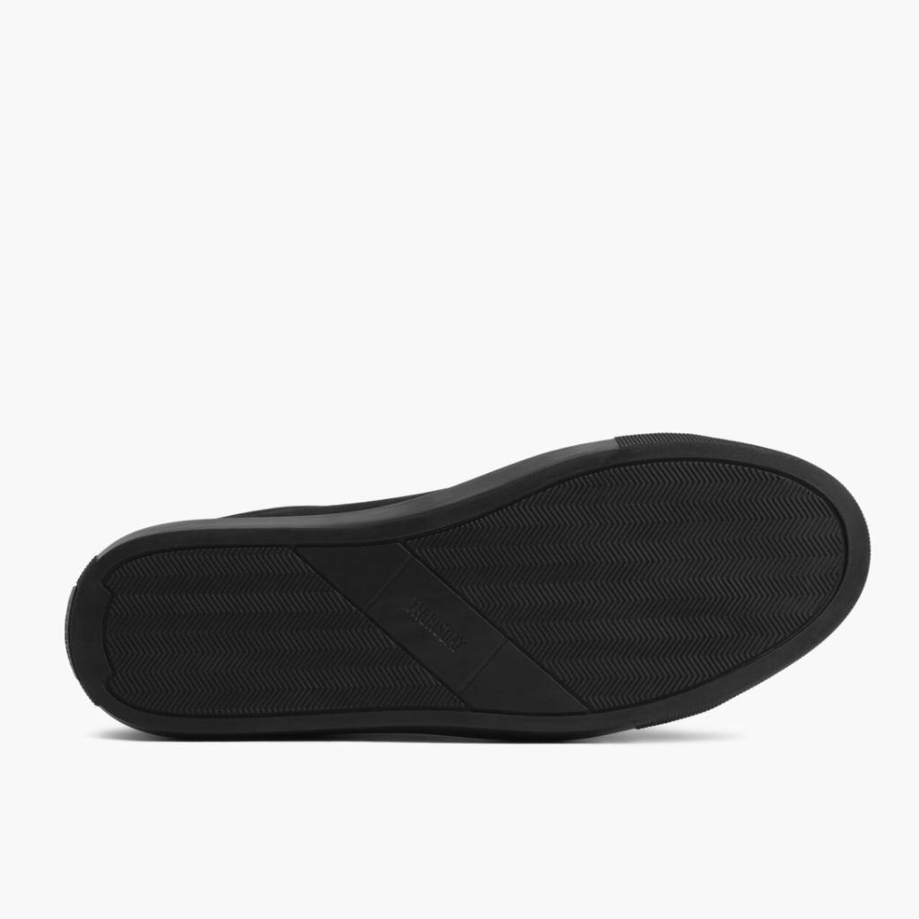 High-Traction Rubber Outsole & Lug Tread Pattern on Premier Low Top Noir Mat Baskets en cuir pour Homme For Men