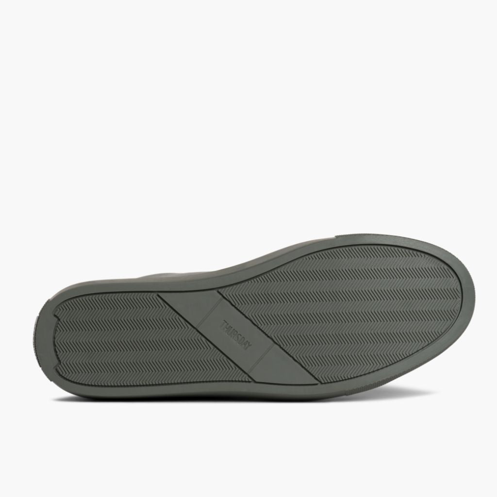 High-Traction Rubber Outsole & Lug Tread Pattern on Premier Low Top Gris Baskets en cuir pour Homme For Men