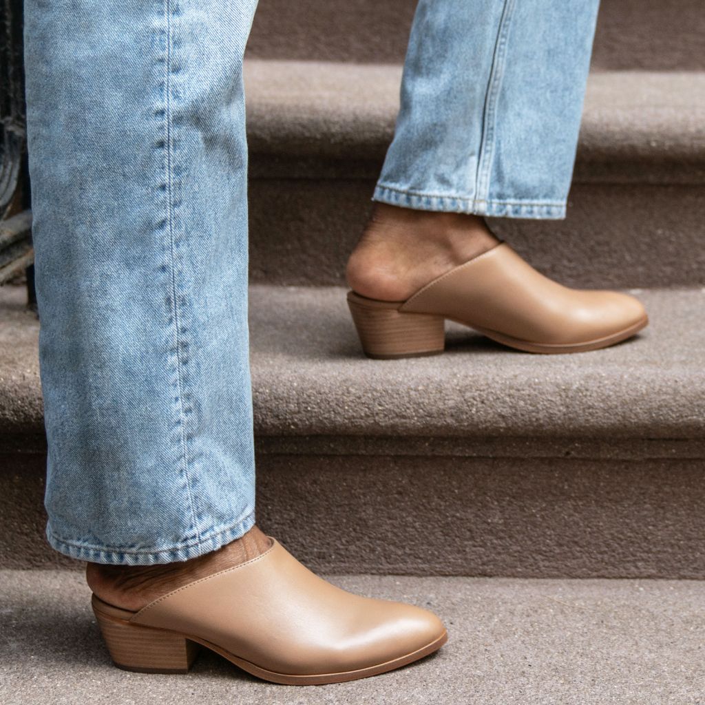 Cushioned Leather Insole & Ergonomic Arch Support Construction Detail