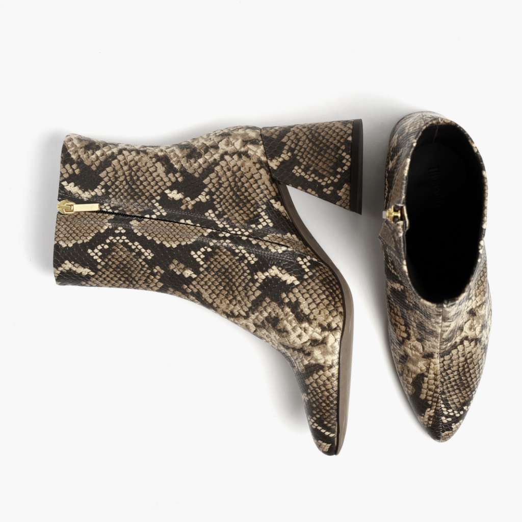 High-Traction Rubber Outsole & Lug Tread Pattern on Heartbreaker Snake Print Bottines en cuir pour Femme