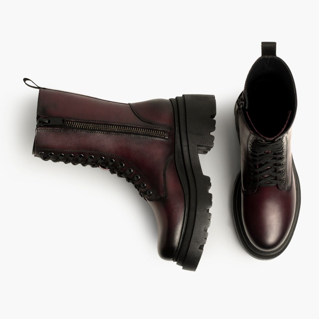 High-Traction Rubber Outsole & Lug Tread Pattern on Fatale Noir Cherry Bottines en cuir pour Femme