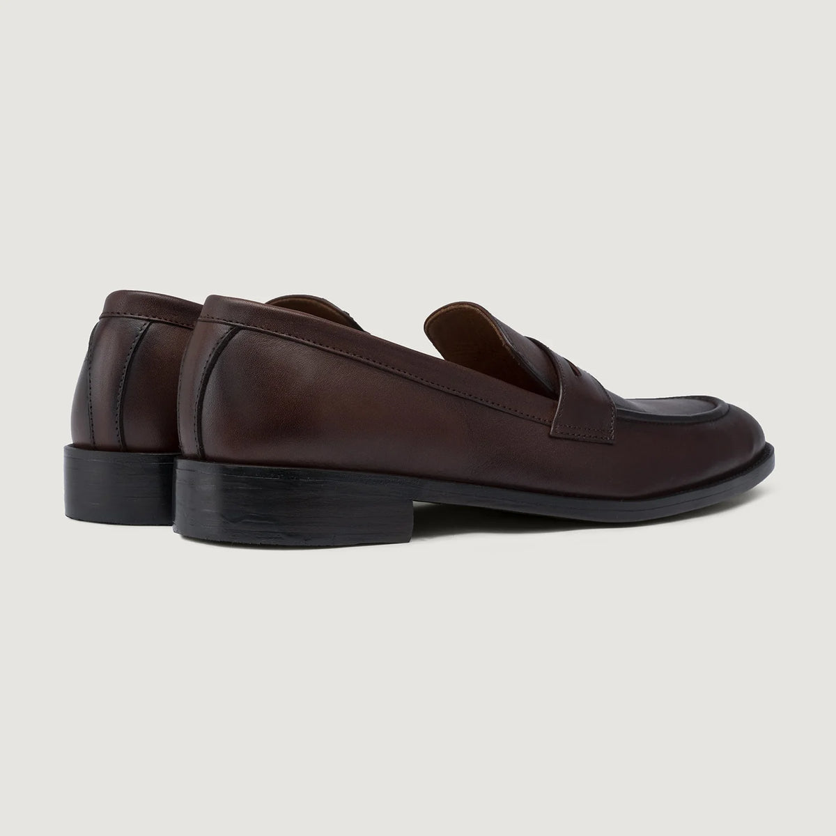 High-Traction Rubber Outsole & Lug Tread Pattern on Baxton Burnished Marron Mocassins en cuir pour Homme For Men