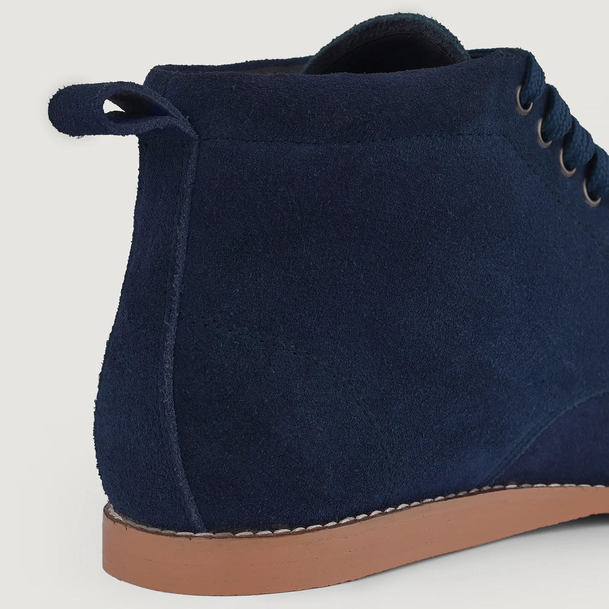 High-Traction Rubber Outsole & Lug Tread Pattern on Bearman Bottines Moc Toe en daim bleu pour Homme