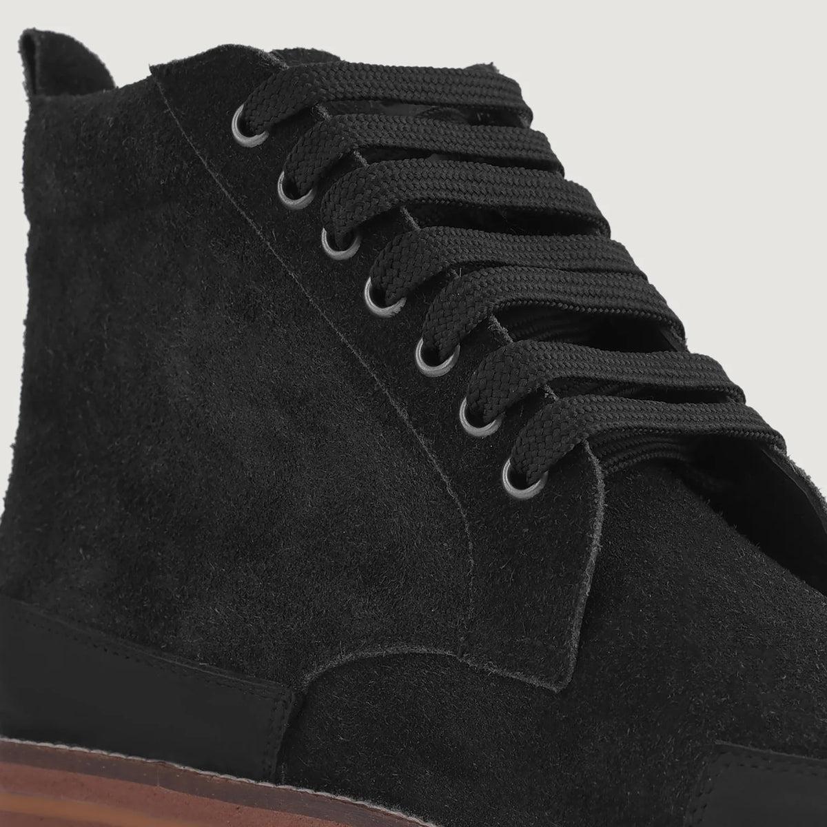High-Traction Rubber Outsole & Lug Tread Pattern on Carnell Bottines Moc Toe en daim noir pour Homme