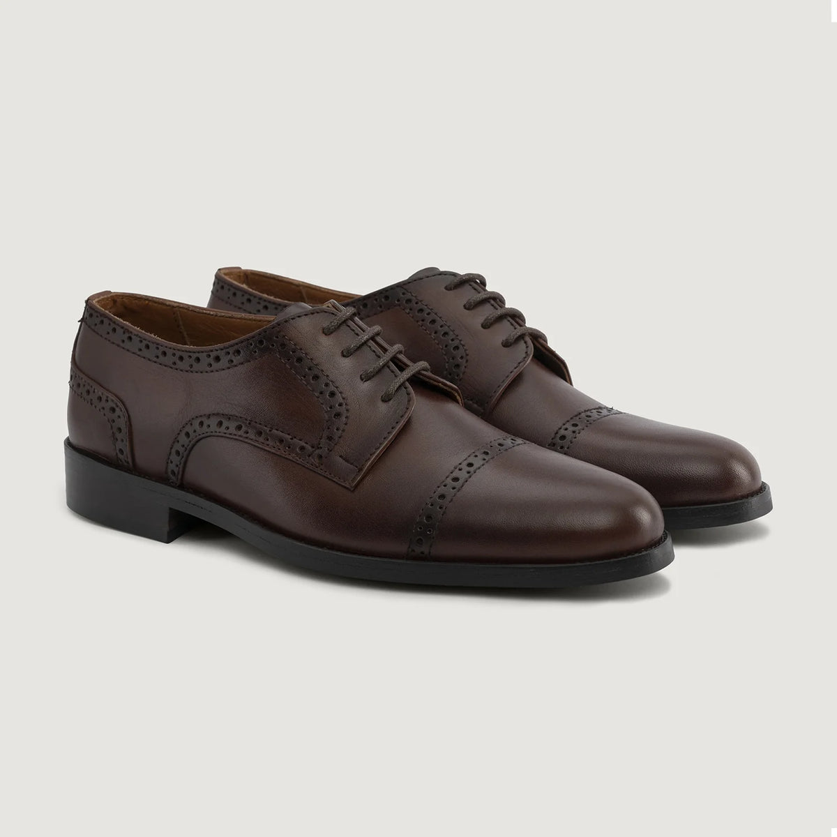 Dirk Brogues Derby Brown Leather Shoes StudGuard For Men in Burnished Brown Full-Grain Leather - Vue de profil | Acheter en ligne