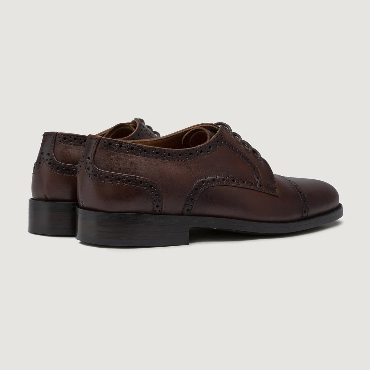 High-Traction Rubber Outsole & Lug Tread Pattern on Dirk Brogues Derby Burnished Marron Chaussures en cuir pour Homme For Men