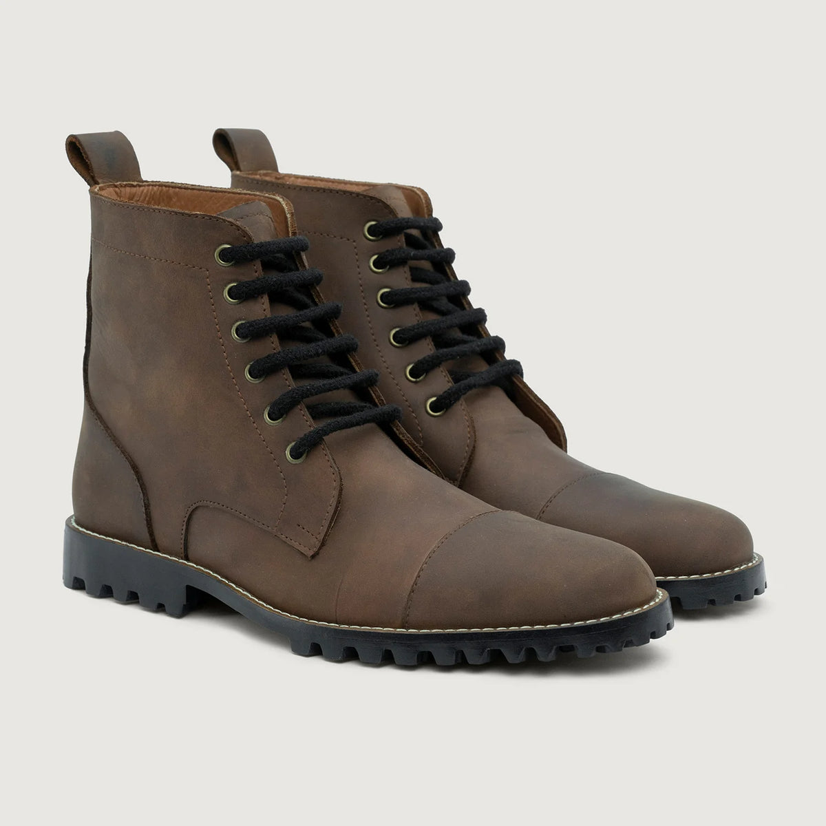 Knight Derby Waxed Brown Pullup Leather Boots TerraGrip For Men in Waxed Brown Full-Grain Leather - Vue de profil | Acheter en ligne