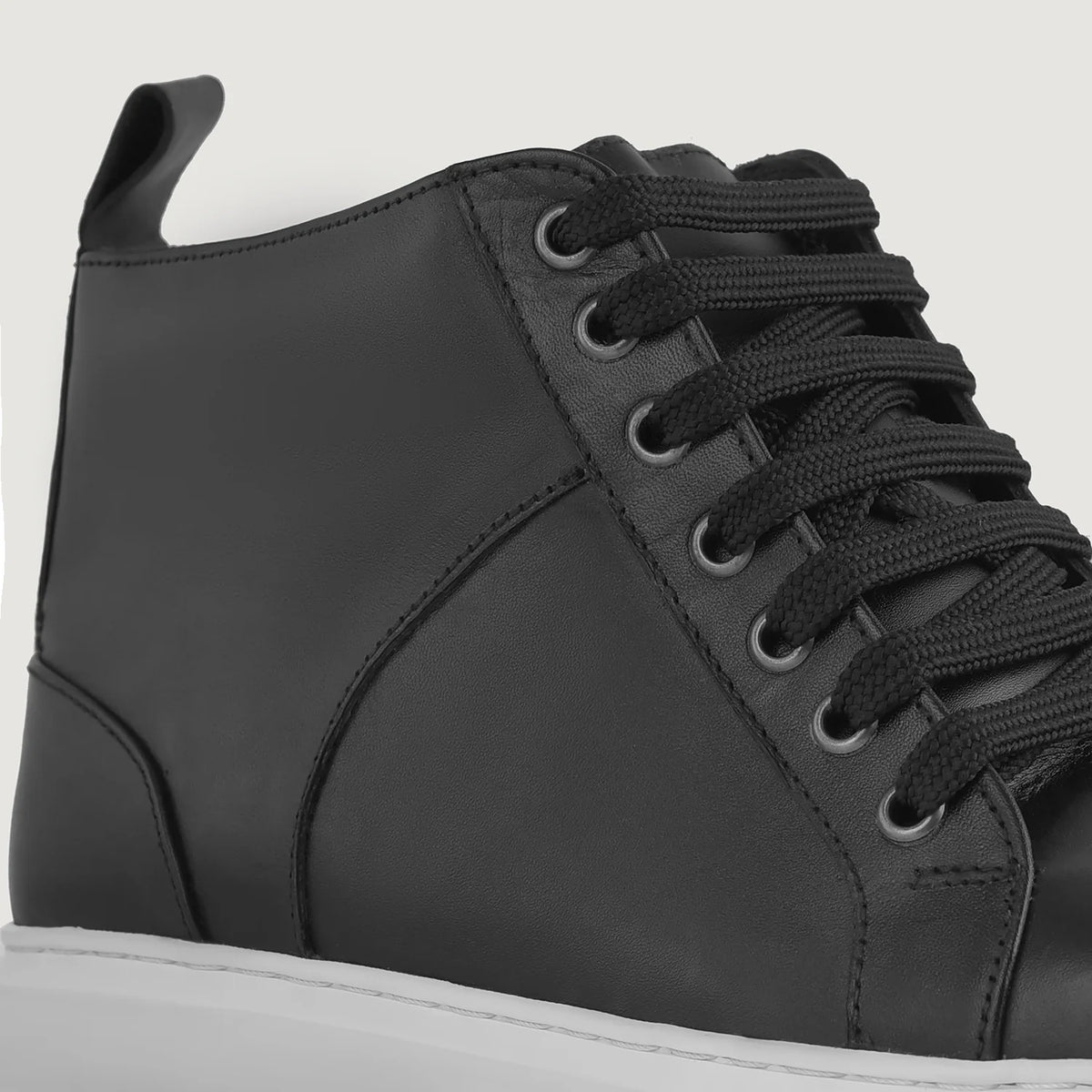 High-Traction Rubber Outsole & Lug Tread Pattern on Marty High Top Noir Baskets en cuir pour Homme