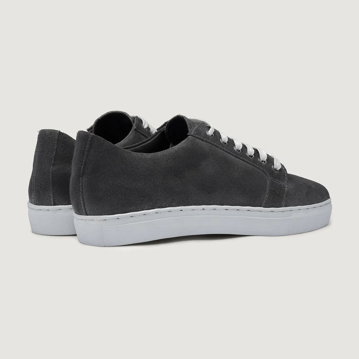 Grey Goatskin Suede Leather Sneakers - Montage cousu Goodyear & détail de l'embout avant