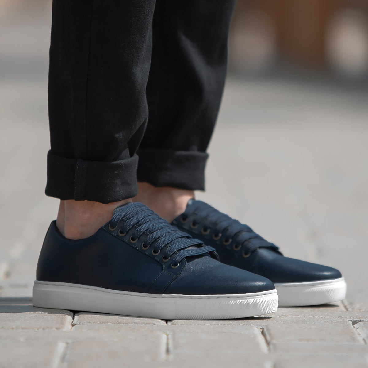 Murphy Low Top Midnight Bleu Baskets en cuir pour Homme in Midnight Blue Full-Grain Leather - Vue de profil | Acheter en ligne