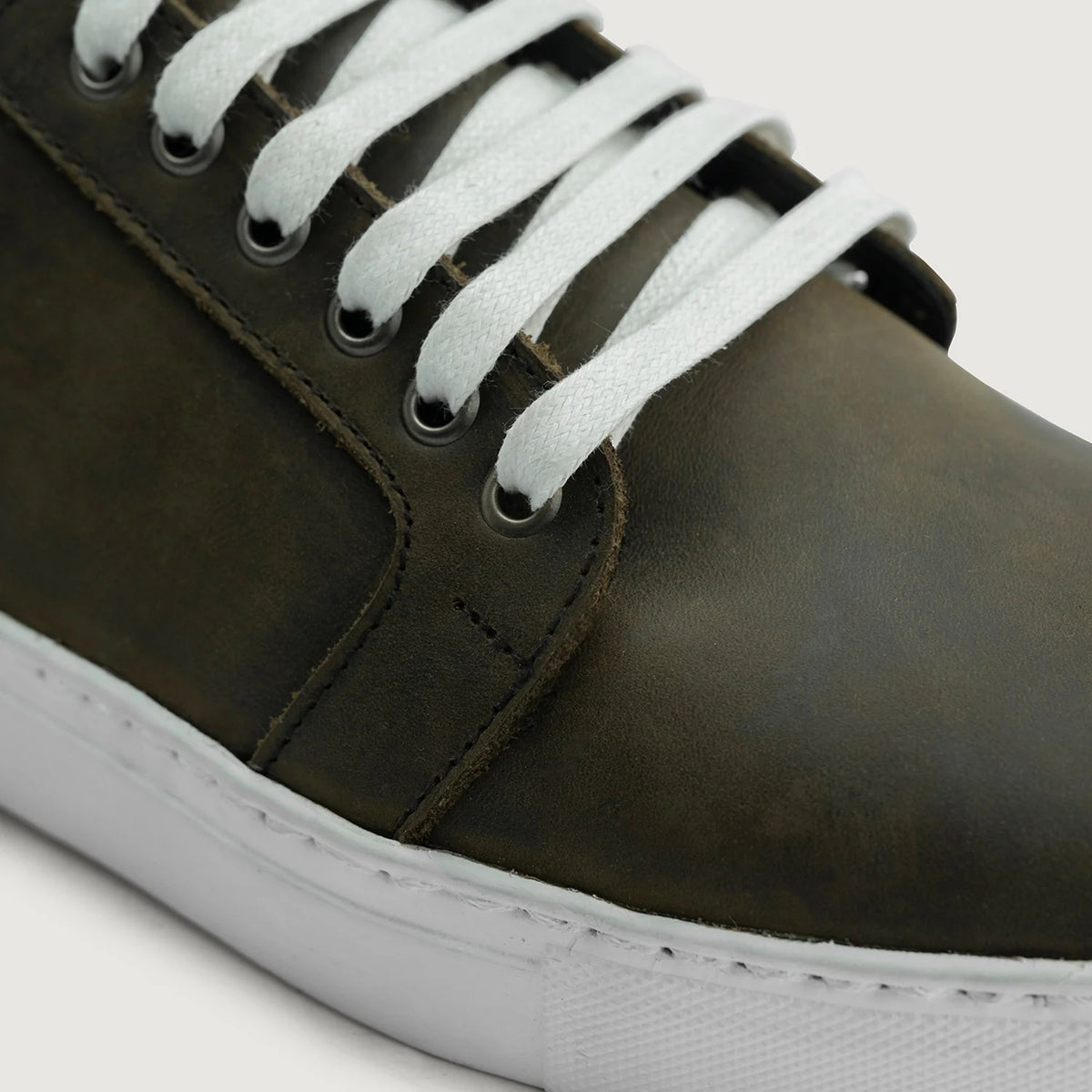 Authentic Full-Grain Leather Grain Depth & Pull-Up Patina Texture Detail