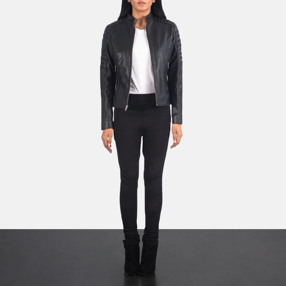
Adalyn Matelassé Noir Veste Motard en Cuir pour Femme - Vue de profil mettant en valeur la coupe de manche ergonomique