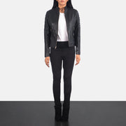 
Adalyn Matelassé Noir Veste Motard en Cuir pour Femme - Vue de profil mettant en valeur la coupe de manche ergonomique