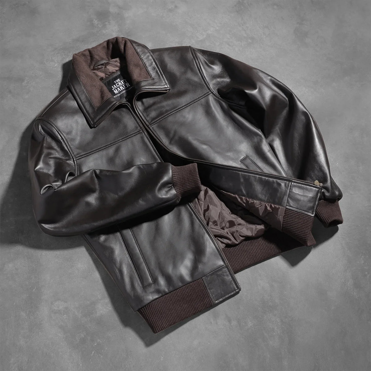 Perspective portée de Air Rolf Mocha Brown Leather Bomber Jacket sur modèle - Tombé naturel à la lumière du jour