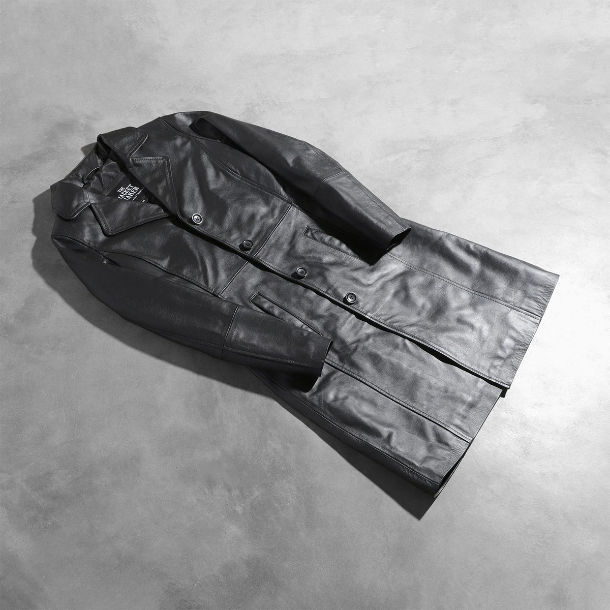 
Open Hem & Hem Craftsmanship Construction Detail on Alexis Noir Single Breasted Manteau en Cuir pour Femme
