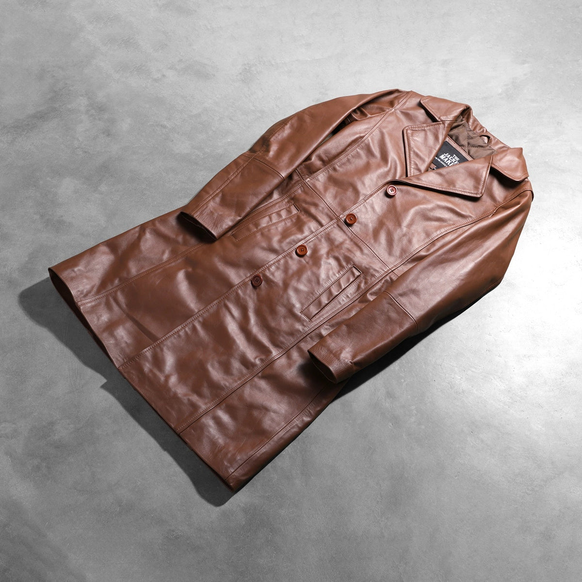 Open Hem &amp; Hem Craftsmanship Construction Detail on Women's Alexis Marron Single Breasted Manteau en Cuir pour Femme