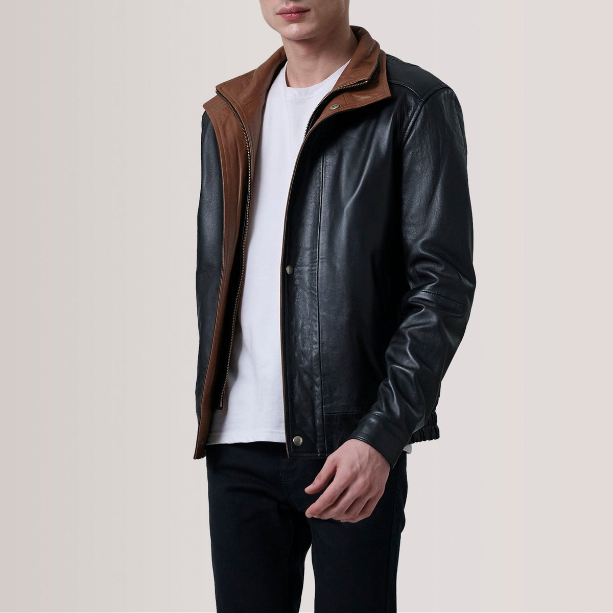 Vue détaillée of Shirt &amp; Zipper with placket Hardware on Alfred Brown Leather Bomber Jacket For Men
