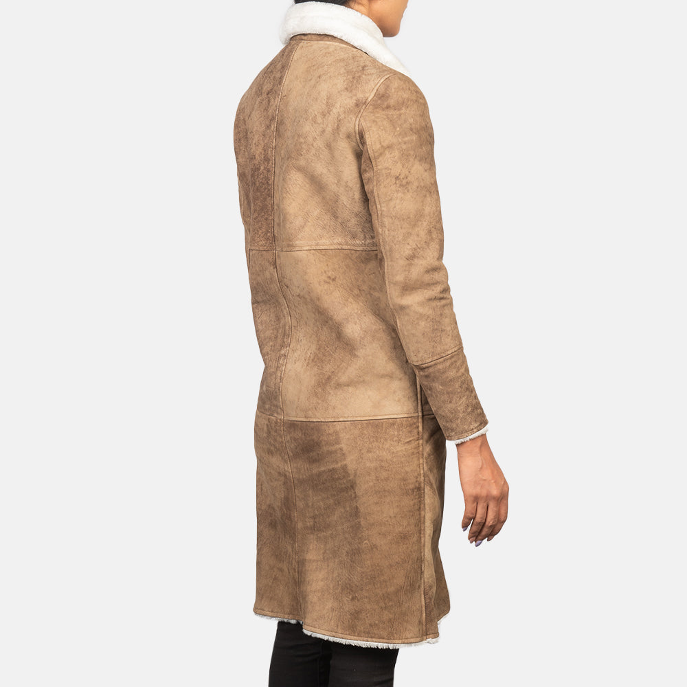 Vue détaillée of Buckled Collar &amp; Button Hardware on Women's Alina Shearling Marron Manteau en Cuir pour Femme