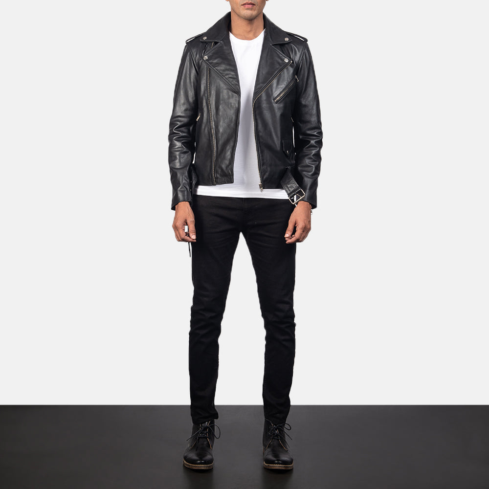 
Allaric Alley Black Leather Biker Jacket - Vue de profil mettant en valeur la coupe de manche ergonomique