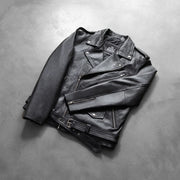 
Perspective portée de Allaric Alley Black Leather Biker Jacket sur modèle - Tombé naturel à la lumière du jour