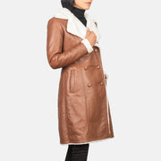 Women's Amie Brown Double Breasted Shearling Coat - Vue de profil avec coupe de manche ergonomique