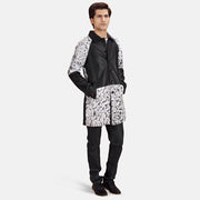 
Artistry Noir Dye Manteau en Cuir pour Homme - Vue de profil mettant en valeur la coupe de manche ergonomique