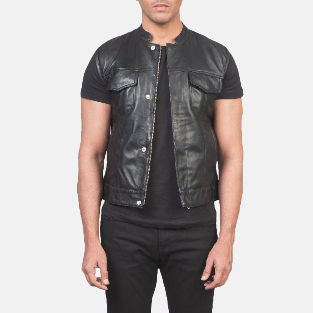 
Atlas Moto Noir Gilet en Cuir pour Homme in Black Sheepskin Leather - Vue de face & silhouette ajustée | Acheter en ligne