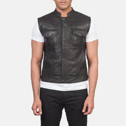 
Vue détaillée of Band & Zipper with Button Flap Hardware on Atlas Moto Marron Gilet en Cuir pour Homme