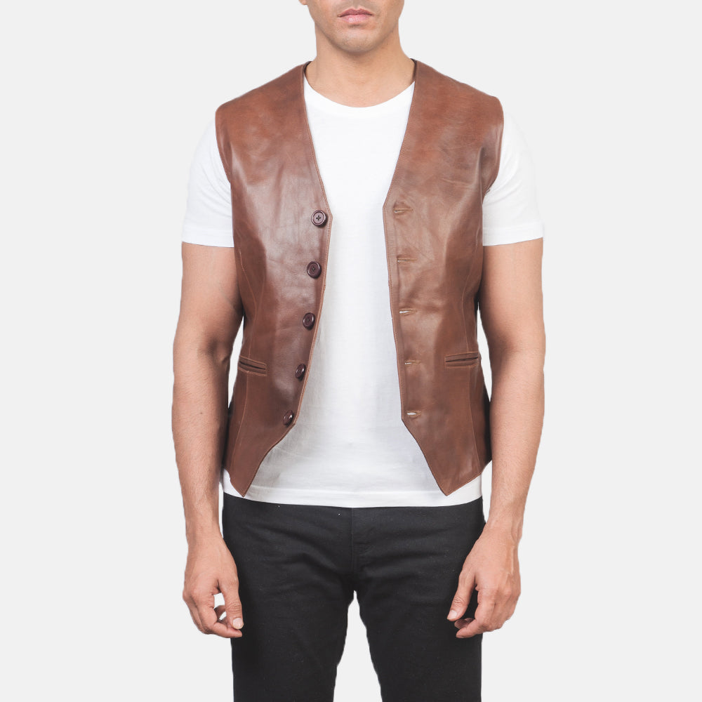 Men's Auden Marron Gilet en Cuir pour Homme in Brown Cowhide Leather - Vue de face &amp; silhouette ajustée | Acheter en ligne