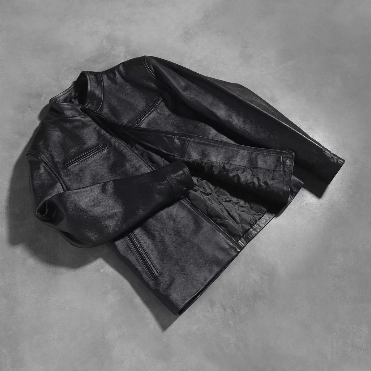 Perspective portée de Austere Matte Noir Veste Motard en Cuir pour Homme sur modèle - Tombé naturel à la lumière du jour