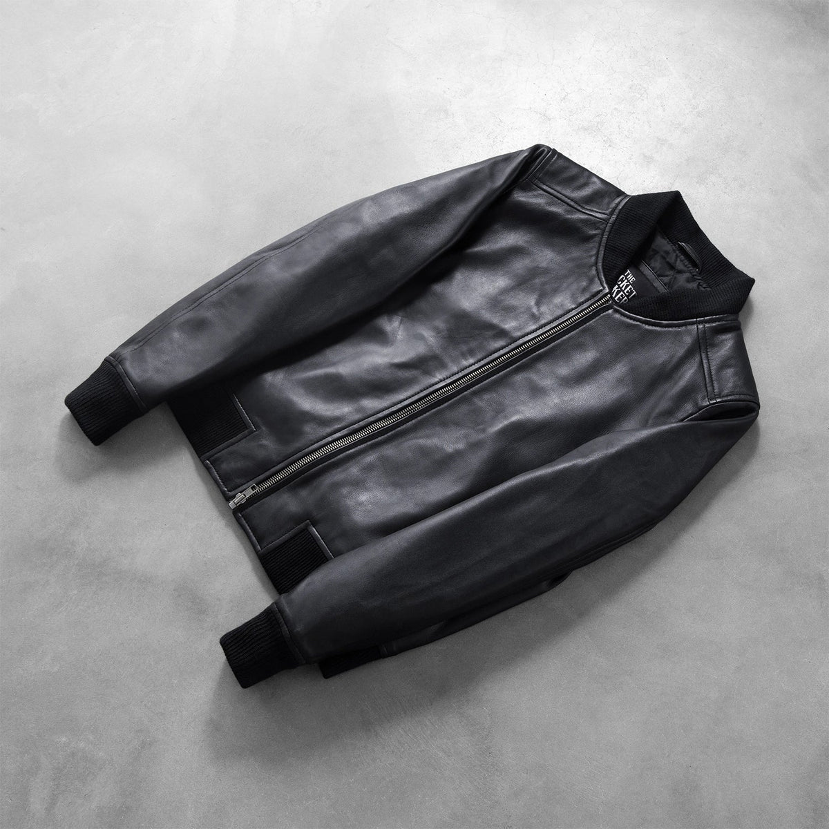 
Rib Knit & Hem Craftsmanship Construction Detail on Bliss Noir Blouson Bombardier en Cuir pour Femme
