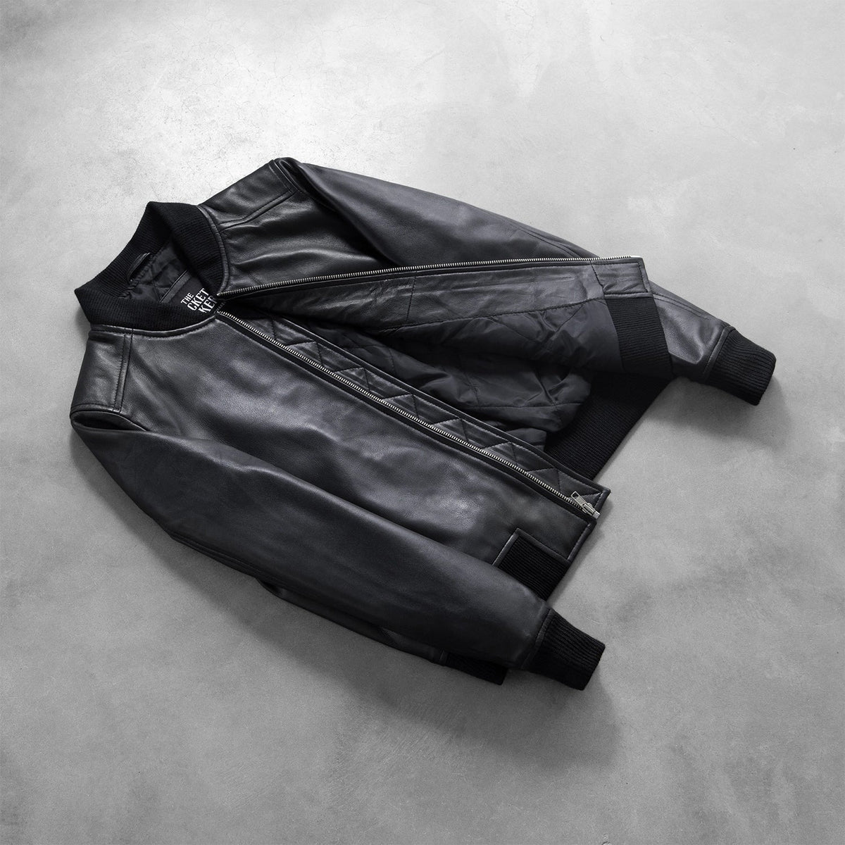 
Perspective portée de Bliss Noir Blouson Bombardier en Cuir pour Femme sur modèle - Tombé naturel à la lumière du jour