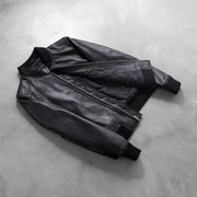 
Perspective portée de Bliss Noir Blouson Bombardier en Cuir pour Femme sur modèle - Tombé naturel à la lumière du jour