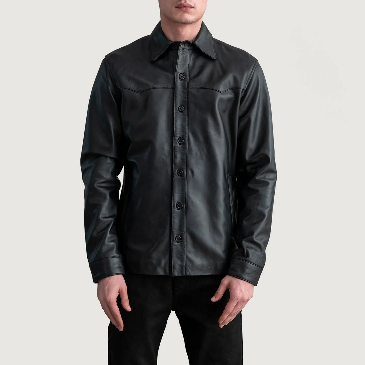 
Bronco Noir Leather Shirt pour Homme - Vue de profil mettant en valeur la coupe de manche ergonomique