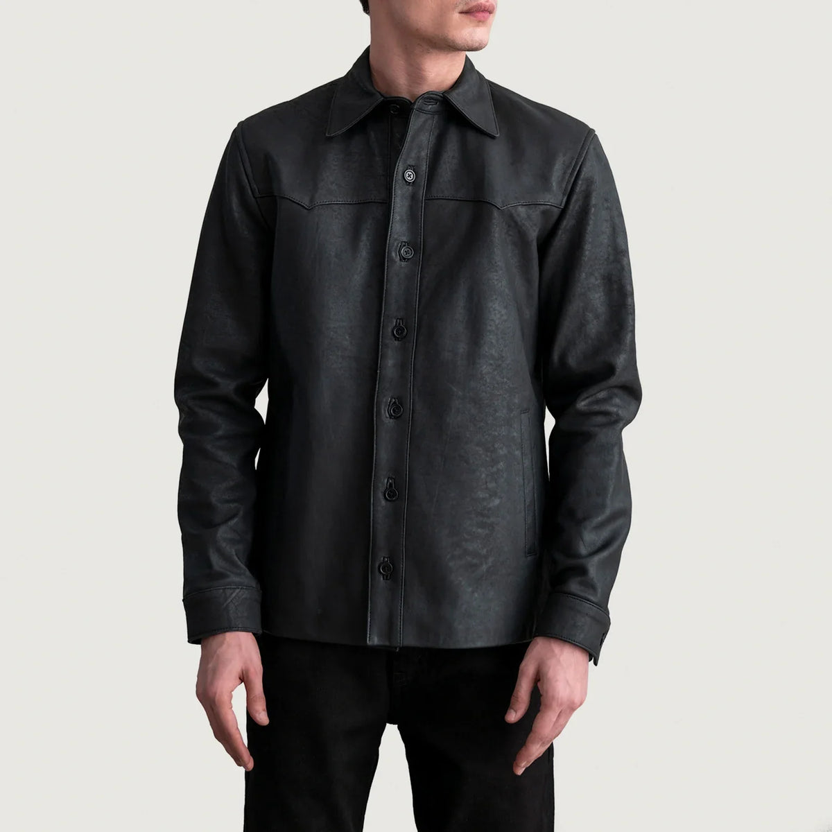
Bronco Tumbled Noir Leather Shirt pour Homme - Vue de profil mettant en valeur la coupe de manche ergonomique