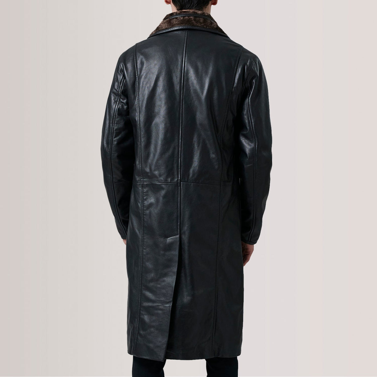 Vue détaillée of Notch &amp; Button Hardware on Cai Noir Leather Shearling Manteau en Cuir pour Homme For Men