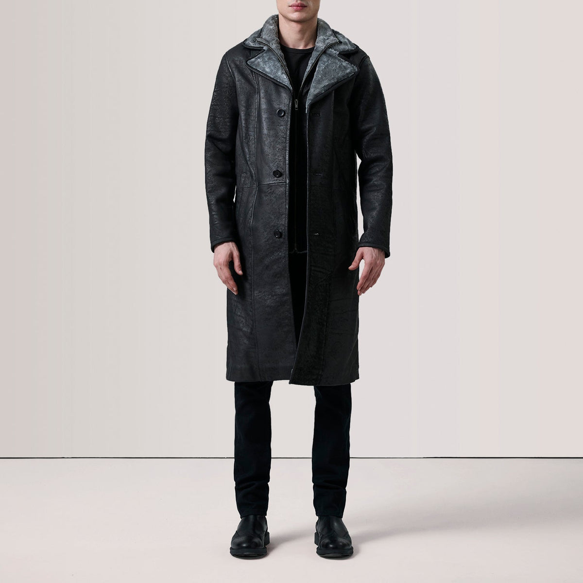 Distressed Black Sheepskin Snuffed Aviator Jacket - Vue de dos avec coupe ajustée aux épaules &amp; ourlet soigné